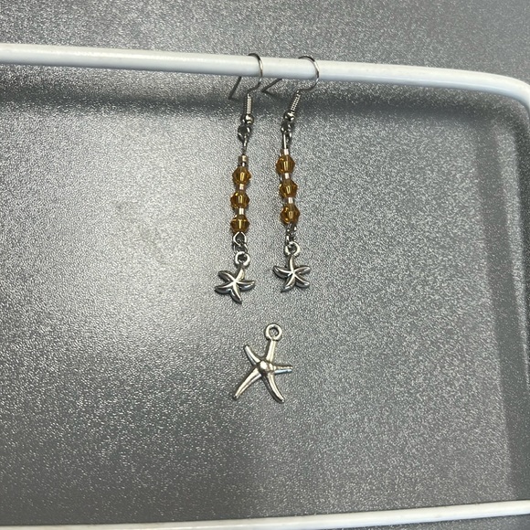 *NWOT* Silver and Gold Starfish Earrings - Picture 1 of 5